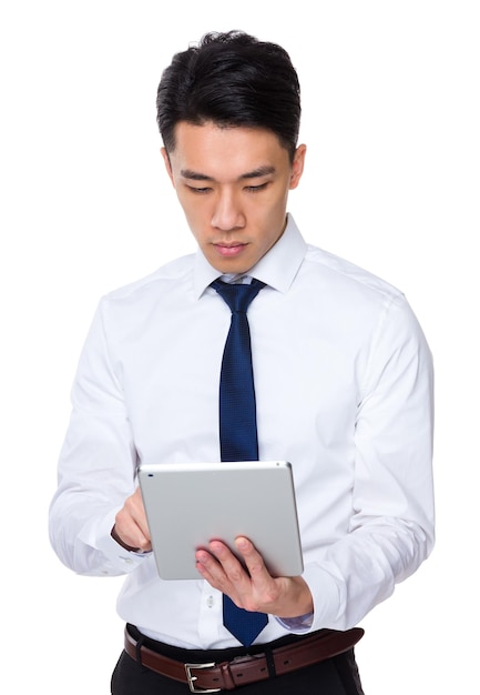 Aziatische jonge zakenman gebruik van de tablet pc