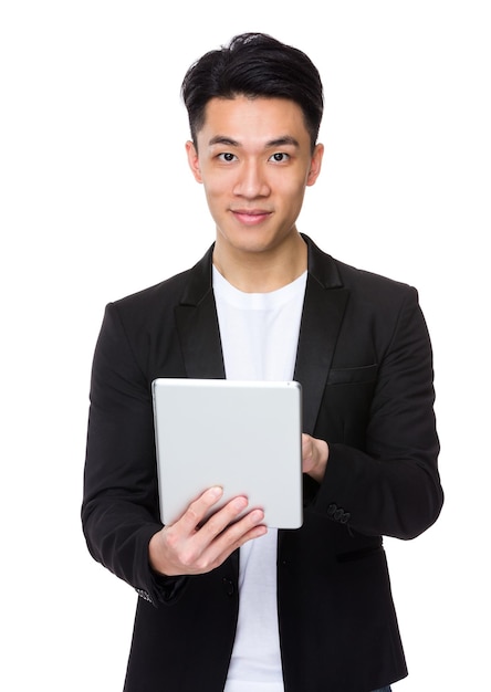 Aziatische jonge zakenman gebruik van de tablet pc