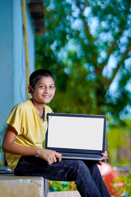 Aziatische jongen die laptopcomputer gebruikt voor online studie homeschooling tijdens thuisquarantaine. thuisonderwijs, online studie, thuisquarantaine, online leren, coronavirus of onderwijstechnologieconcept