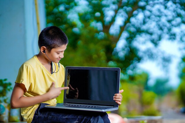 Aziatische jongen die laptopcomputer gebruikt voor online studie homeschooling tijdens thuisquarantaine. thuisonderwijs, online studie, thuisquarantaine, online leren, coronavirus of onderwijstechnologieconcept