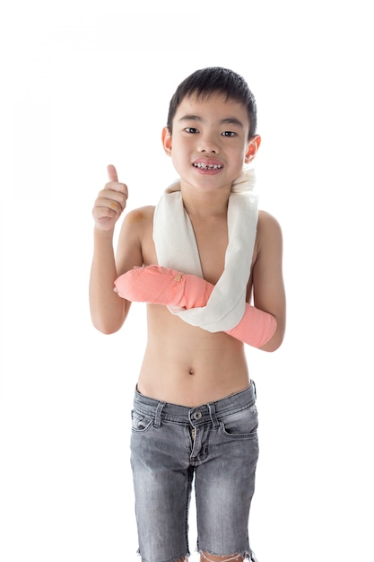 Aziatische jongen gewond in de arm, maar hij gelukkig