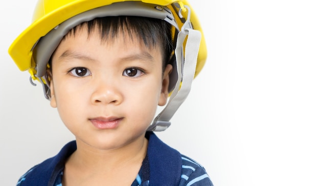 Aziatische jongen handelt in Mechanic Engineer-rollen.