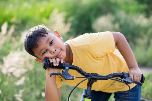 Aziatische jongen rit fiets in de natuur