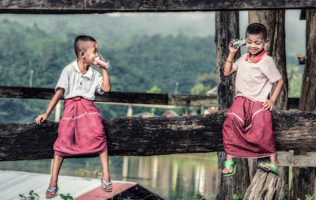 Foto aziatische jongens die op een kanelefoon spreken