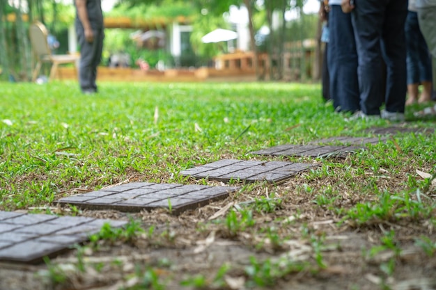 Aziatische jongens in de tuinwerkplaats en hebben samen opgetreden