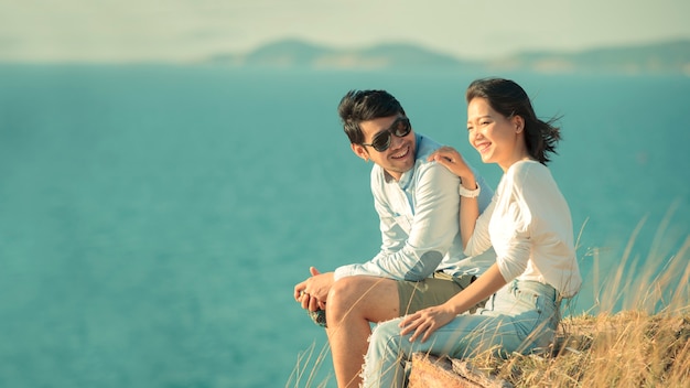 Aziatische jongere stellen ontspannen aan zee