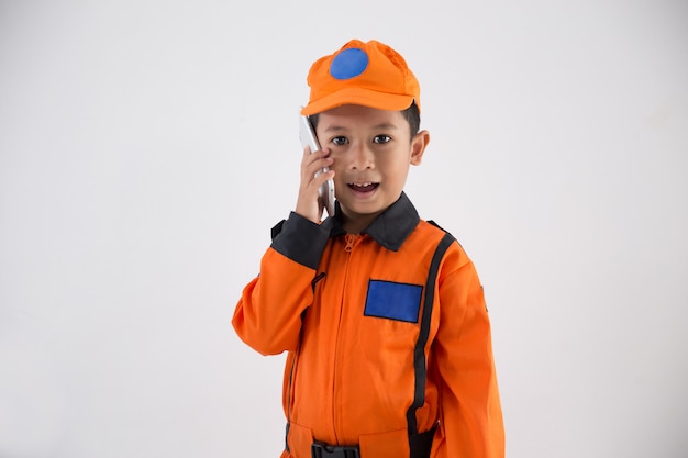 Aziatische jongetje met uniforme technicus, ingenieur of astronaut