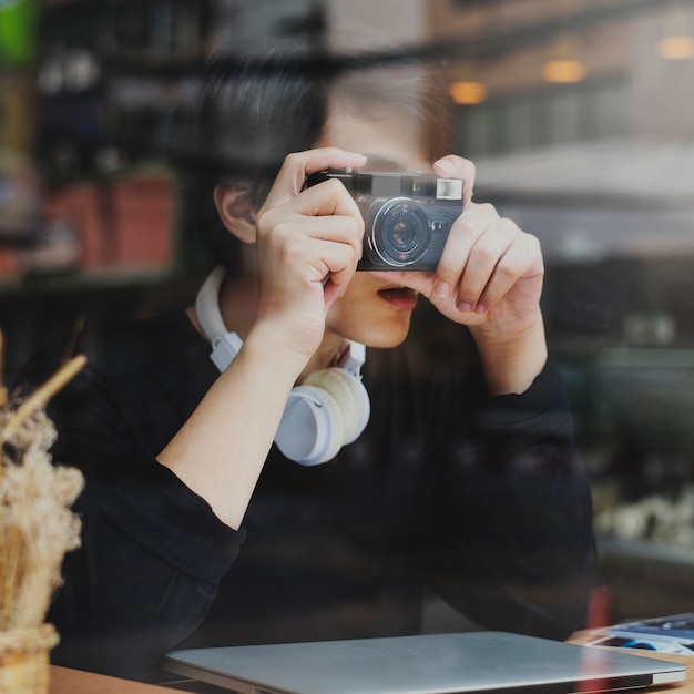 Aziatische kerel neemt foto&#39;s Camera