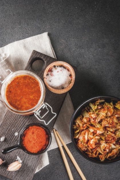 Aziatische keuken. Gefermenteerd voedsel. Traditioneel Koreaans gerecht: kimchi-koolkool met traditionele kimchi-saus