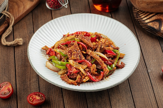 Aziatische keuken geroosterd vlees met paprika