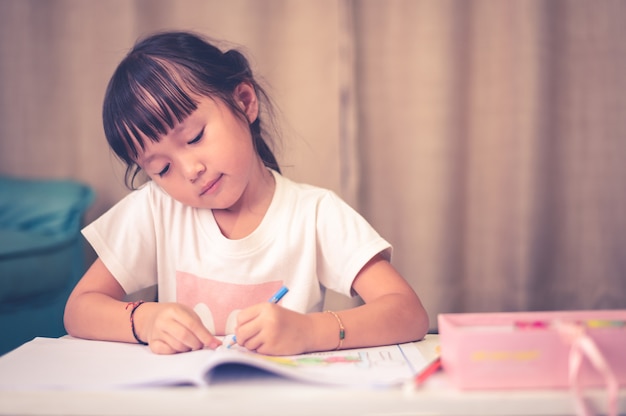 Aziatische kinderen die het werktekening van het schoolhuis doen