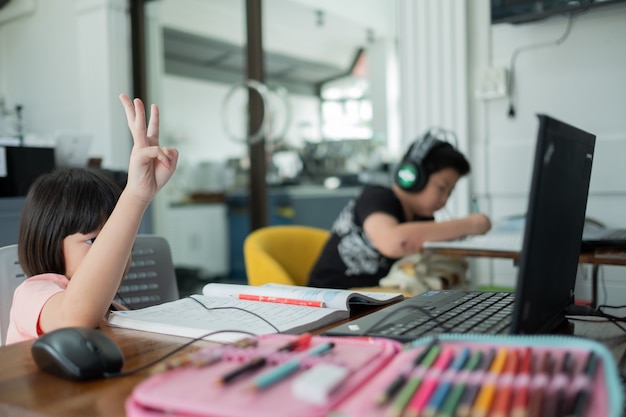 Aziatische kinderen leren online computer, thuisschool