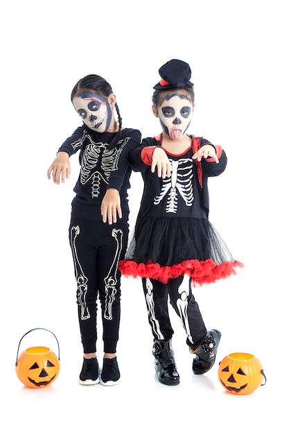 Aziatische kinderen met gezichtsverf en Halloween-kostuums