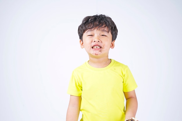 Aziatische kleine schattige jongen grote donut eten