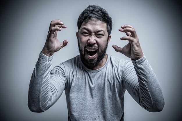 Aziatische knappe man boos op witte achtergrond Portret van jonge Stress mannelijke concept