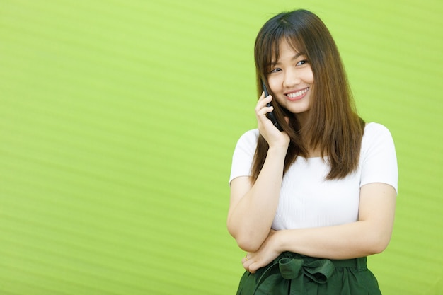 Aziatische lachende vrouw mollige hand smartphone te houden. Zakenvrouw praten over werk via de telefoon in de kantoorruimte. Concept Mooi en zelfverzekerd werken.