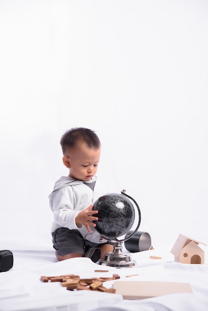 Aziatische Leuke Jongen die de modelsimulatie van de Bol speelt.