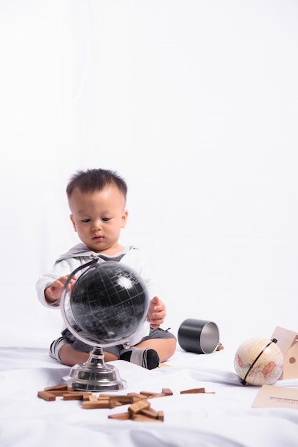 Aziatische Leuke Jongen die de modelsimulatie van de Bol speelt.