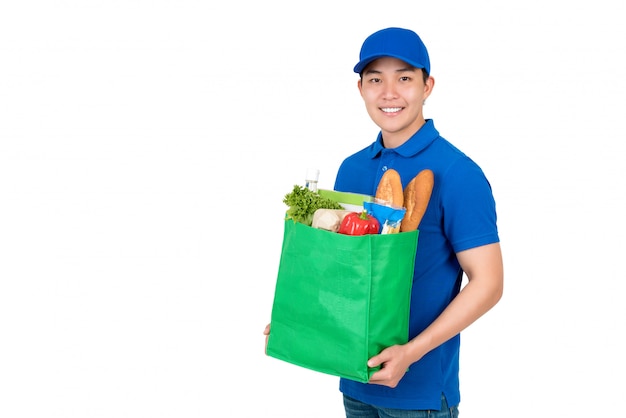 Aziatische levering man die boodschappen in groene herbruikbare tas