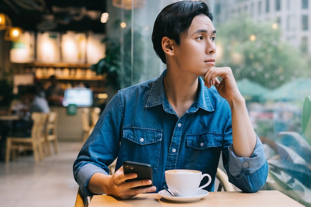 Aziatische man aan het werk in café in het weekend