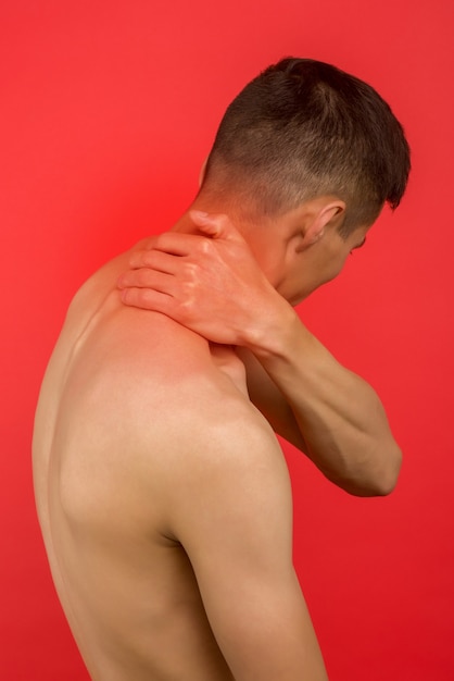 Aziatische man die lijdt aan pijn in de nek. symptoom van cervicale chondrose. ontsteking van de wervel, achteraanzicht