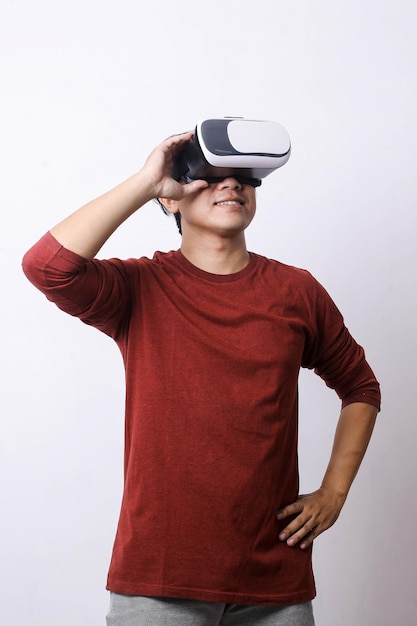 Aziatische man die Virtual Reality gebruikt