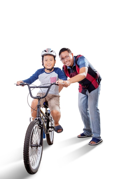 Aziatische man die zijn zoon begeleidt op een fiets