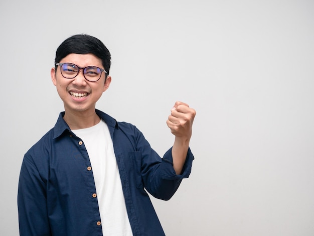 Aziatische man draagt een bril gebaar trekkoord zwaar geïsoleerd