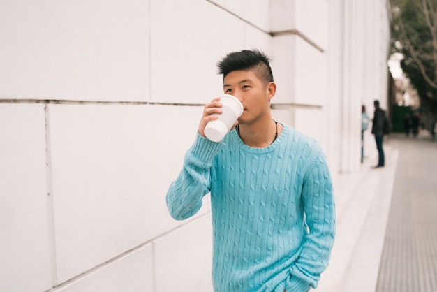 Aziatische man drinken van een kopje koffie
