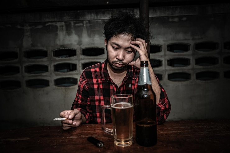 Aziatische man drinkt wodka alleen thuis 's nachts Thailand mensen Stress man dronken concept