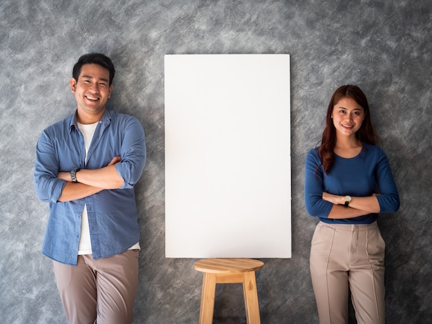 Aziatische Man en vrouw met de witte ruimte van het bannerexemplaar