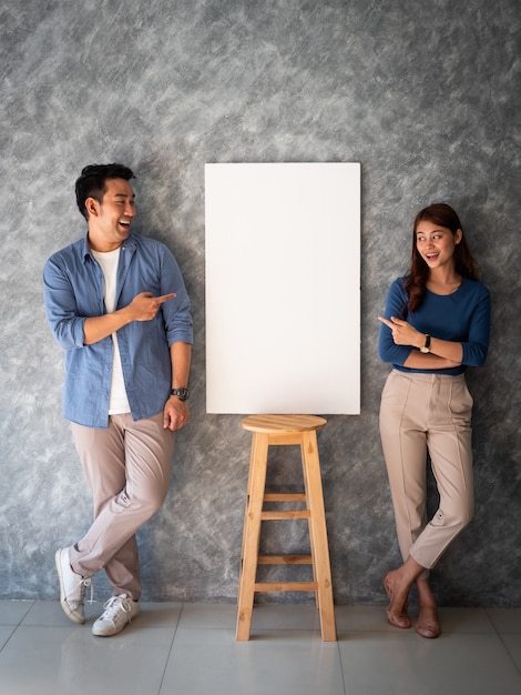 Aziatische Man en vrouw met de witte ruimte van het bannerexemplaar