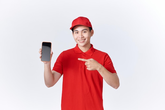 Aziatische man in een rood uniform wees naar de mobiele telefoon in zijn hand