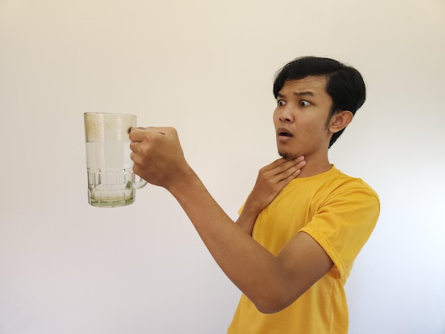 Aziatische man is drinkwater geïsoleerd op een witte achtergrond