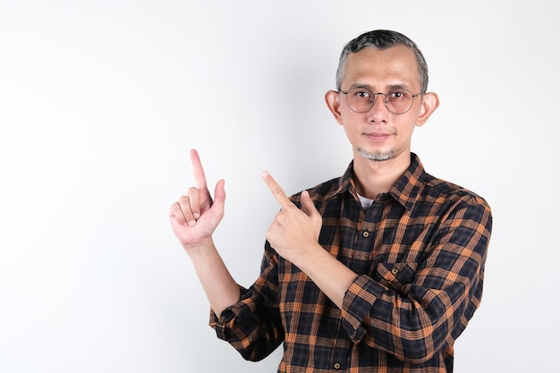 Aziatische man met een casual shirt over een geïsoleerde witte achtergrond wijzend met twee handen