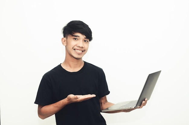 Aziatische man met een casual zwart shirt wijzend op laptop