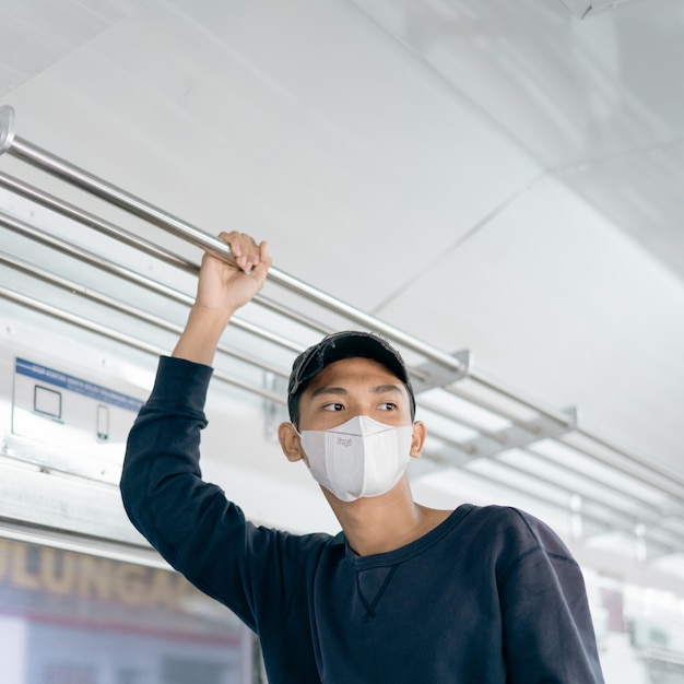 Aziatische man met een masker in de trein