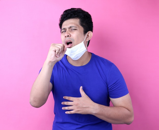 Aziatische man met een masker is ziek geïsoleerd