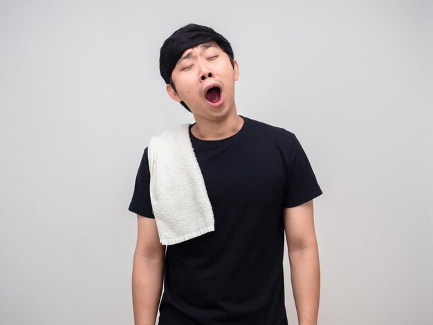 Aziatische man met handdoekgebaar geeuw valt slapeloos geïsoleerd