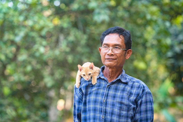 Aziatische man met kleine kat