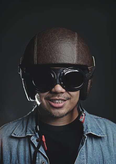 Aziatische man met retro helm en bril