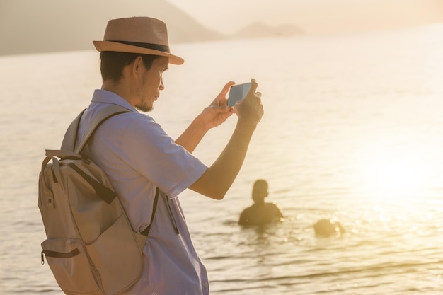 Aziatische man met tas reizen phuket strand Thailand, Phuket sandbox