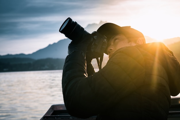 Aziatische man op reizen en fotografie door prachtige natuur landschap