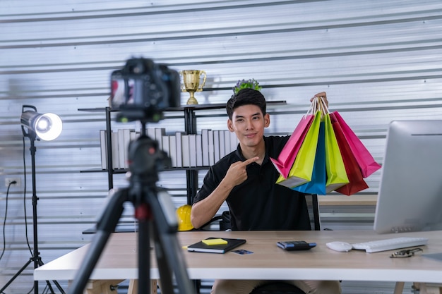 Aziatische man presenteert een product op de online markt