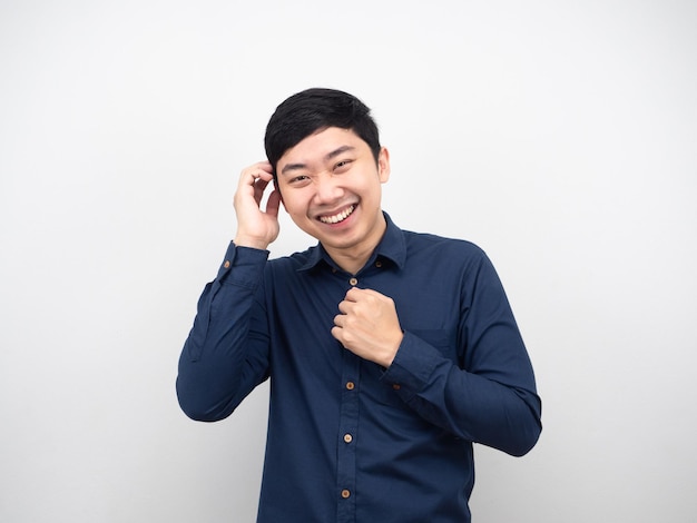 Aziatische man raakt zijn hoofd verlegen emotie witte achtergrond portret