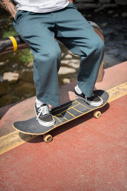 Foto aziatische man skateboarden in de stad