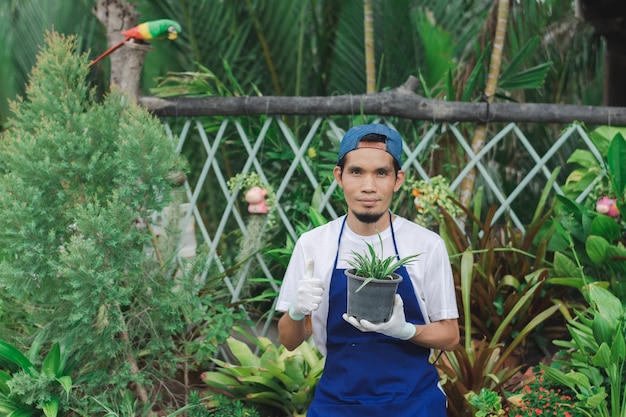 Aziatische man werkt in een plantentuinwinkel