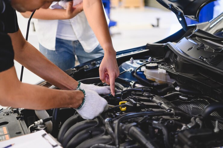 Aziatische mannelijke automonteur onderzoekt motor motor breakdown probleem voor automotive