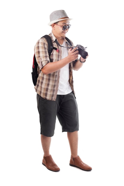 Aziatische mannelijke backpacker fotograaf toerist die foto's maakt met zijn spiegelvrije