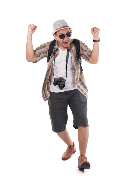 Aziatische mannelijke backpacker toerist met hoed zonnebril camera kshowing verrast gelukkig winnend gebaar